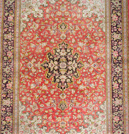 Een Perzisch Qom (Qum/Ghom) zijden tapijt met floraal decor, 20ste eeuw