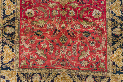 Tapis oriental de type Isphahan en soie &agrave; d&eacute;cor floral, 20&egrave;me si&egrave;cle