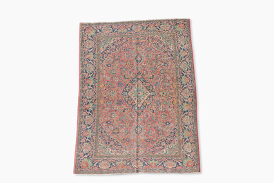A Persian Keshan (Kashan) rug with floral design, wool on cotton, first half 20th C.