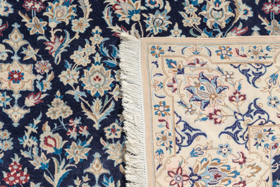 Een Perzisch Nain tapijt met floraal decor, wol en zijde op katoen, 20ste eeuw