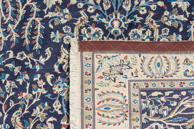 Tapis oriental de type Nain &agrave; d&eacute;cor floral, laine et soie sur coton, 20&egrave;me si&egrave;cle