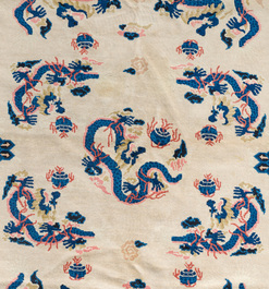 Tapis de type P&eacute;king &agrave; d&eacute;cor de dragons, laine, Chine, 20&egrave;me si&egrave;cle