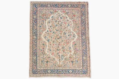 A Persian Kerman (Kirman) rug with floral design, wool on cotton, 20th C.