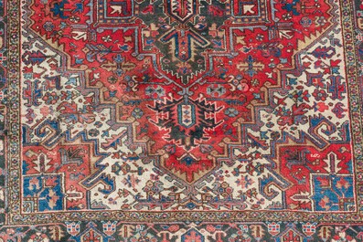 A Persian Heriz rug with floral design, wool on cotton, 20th C.