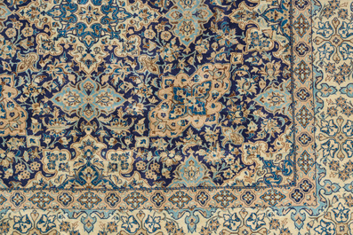 Tapis oriental de type Nain &agrave; d&eacute;cor floral, laine et soie sur coton, 20&egrave;me si&egrave;cle