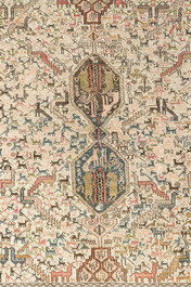 Deux tapis orientaux de type Afshar et Qashqai &agrave; d&eacute;cor g&eacute;om&eacute;trique d'animaux et de fleurs, laine sur coton, 20&egrave;me si&egrave;cle