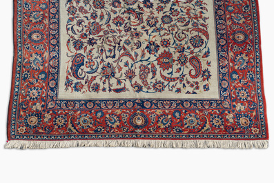 Een Perzisch Isfahan tapijt met floraal decor, wol op katoen, 20ste eeuw