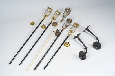 Cinq lanternes processionnelles n&eacute;o-gothiques en cuivre et bois patin&eacute; et une paire d'appliques murales en fer forg&eacute;, 19&egrave;me/20&egrave;me si&egrave;cle