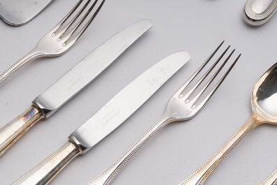 M&eacute;nag&egrave;re de 93 pi&egrave;ces dans la cassette d'origine, mod&egrave;le Perles, Christofle, France, 20&egrave;me si&egrave;cle