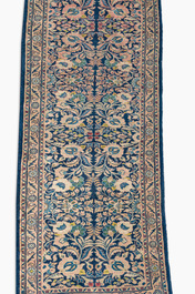 A Persian Nahavand 'single nod' runner with floral design, wool on cotton, 20th C.