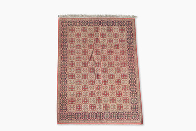 Een Perzisch Qom (Qum/Ghom) zijden tapijt met floraal decor, 20ste eeuw