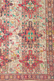 Tapis de type Soumak (Sumakh) &agrave; d&eacute;cor de motifs g&eacute;om&eacute;triques de fleurs et d'animaux, soie sur laine, La Perse ou Russie, 20&egrave;me si&egrave;cle