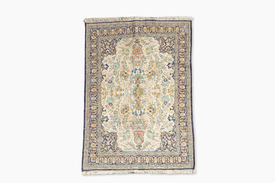 Een Perzische Qom (Qum/Ghom) zijden tapijt met floraal decor, 20ste eeuw