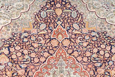 Tapis oriental de type Kashmir &agrave; d&eacute;cor floral, soie sur coton, 20&egrave;me si&egrave;cle