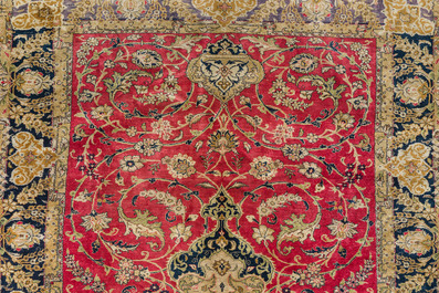 Tapis oriental de type Isphahan en soie &agrave; d&eacute;cor floral, 20&egrave;me si&egrave;cle