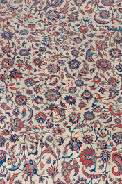 Een Perzisch Isfahan tapijt met floraal decor, wol op katoen, 20ste eeuw