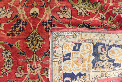 Tapis oriental de type Isphahan en soie &agrave; d&eacute;cor floral, 20&egrave;me si&egrave;cle