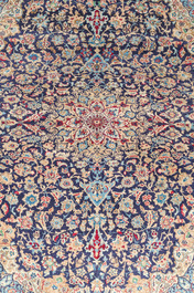 Tapis oriental de type Nain &agrave; d&eacute;cor floral, laine et soie sur coton, 20&egrave;me si&egrave;cle