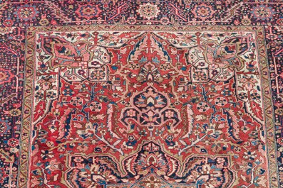 Een Perzisch Heriz tapijt met floraal decor, wol op katoen, 20ste eeuw