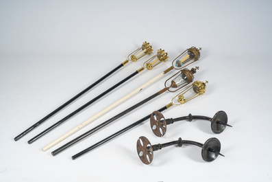 Cinq lanternes processionnelles n&eacute;o-gothiques en cuivre et bois patin&eacute; et une paire d'appliques murales en fer forg&eacute;, 19&egrave;me/20&egrave;me si&egrave;cle