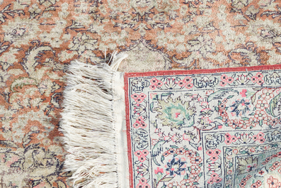 Trois tapis orientaux, e.a. un tapis turc de type Kayseri, laine, coton et soie, 20&egrave;me si&egrave;cle