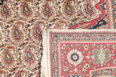 Een Roemeens tapijt met floraal decor in Perzische stijl, wol op katoen, 20ste eeuw