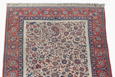 Een Perzisch Isfahan tapijt met floraal decor, wol op katoen, 20ste eeuw