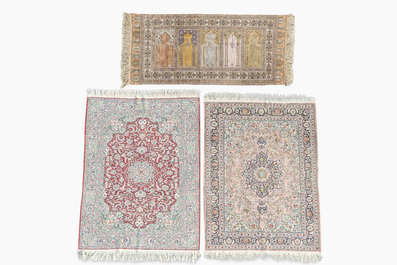 Trois tapis orientaux, e.a. un tapis turc de type Kayseri, laine, coton et soie, 20&egrave;me si&egrave;cle
