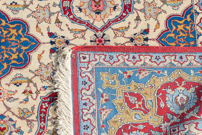 A Persian Tehran rug with floral design, wool on cotton, 20th C.