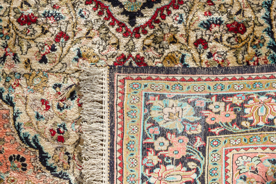 Tapis oriental de type Qom (Qum/Ghom) en soie &agrave; d&eacute;cor floral, 20&egrave;me si&egrave;cle