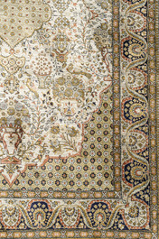 Een Perzisch Qom (Qum/Ghom) zijden tapijt met floraal decor, derde kwart 20ste eeuw