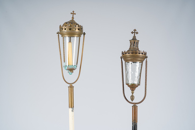 Cinq lanternes processionnelles n&eacute;o-gothiques en cuivre et bois patin&eacute; et une paire d'appliques murales en fer forg&eacute;, 19&egrave;me/20&egrave;me si&egrave;cle