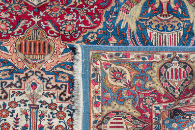 Een Perzisch Kashmar tapijt met antiquiteiten en floraal decor, gesigneerd Taji, wol op katoen, 20ste eeuw