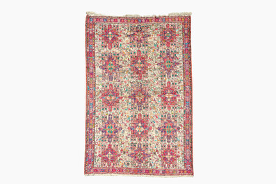 Tapis de type Soumak (Sumakh) &agrave; d&eacute;cor de motifs g&eacute;om&eacute;triques de fleurs et d'animaux, soie sur laine, La Perse ou Russie, 20&egrave;me si&egrave;cle