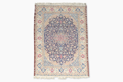 Tapis oriental de type Nain &agrave; d&eacute;cor floral, laine et soie sur coton, 20&egrave;me si&egrave;cle