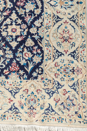 Een Perzisch Nain tapijt met floraal decor, wol en zijde op katoen, 20ste eeuw