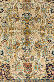 Een Perzische Qom (Qum/Ghom) zijden tapijt met floraal decor, 20ste eeuw