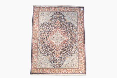 Tapis oriental de type Kashmir &agrave; d&eacute;cor floral, soie sur coton, 20&egrave;me si&egrave;cle