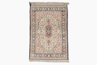 Tapis oriental de type Qom (Qum/Ghom) en soie &agrave; d&eacute;cor floral, 20&egrave;me si&egrave;cle