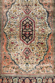 Tapis oriental de type Qom (Qum/Ghom) en soie &agrave; d&eacute;cor floral, 20&egrave;me si&egrave;cle
