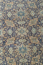 Tapis oriental de type Nain &agrave; d&eacute;cor floral, laine et soie sur coton, 20&egrave;me si&egrave;cle