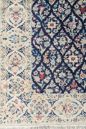 Een Perzisch Nain tapijt met floraal decor, wol en zijde op katoen, 20ste eeuw