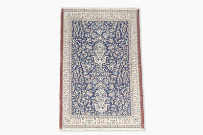Tapis oriental de type Nain &agrave; d&eacute;cor floral, laine et soie sur coton, 20&egrave;me si&egrave;cle