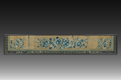 Broderie en soie &agrave; d&eacute;cor floral, Chine, 19&egrave;me si&egrave;cle