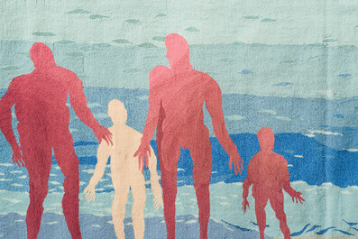 Jos&eacute; Vermeersch (1922-1997): Tapisserie murale except. &agrave; d&eacute;cor des figures et un chien sur la plage, laine tuft&eacute;e &agrave; la main, &eacute;d. 1/1, dat&eacute; (19)91