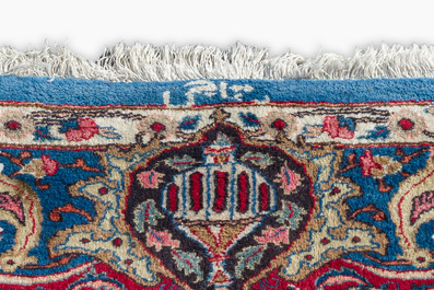 Een Perzisch Kashmar tapijt met antiquiteiten en floraal decor, gesigneerd Taji, wol op katoen, 20ste eeuw