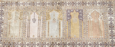 Trois tapis orientaux, e.a. un tapis turc de type Kayseri, laine, coton et soie, 20&egrave;me si&egrave;cle