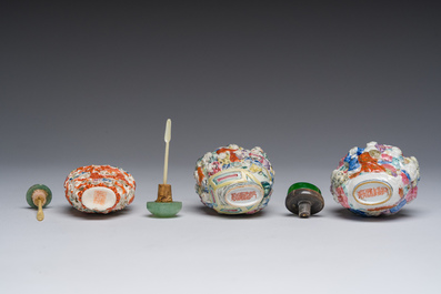 Drie Chinese famille rose snuifflessen met reli&euml;fdecor van figuren, een draak en een feniks, 19de eeuw