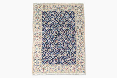 Een Perzisch Nain tapijt met floraal decor, wol en zijde op katoen, 20ste eeuw