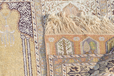 Trois tapis orientaux, e.a. un tapis turc de type Kayseri, laine, coton et soie, 20&egrave;me si&egrave;cle